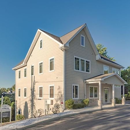 Private Bedroom With Private Bathroom Danbury Exterior photo